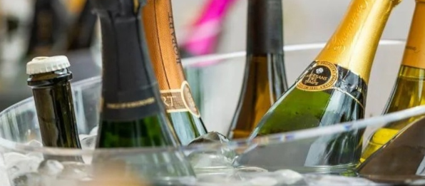 Botellas de vino espumoso enfriándose en hielo