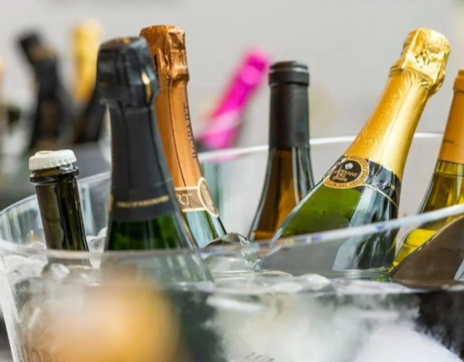 Botellas de espumosos extra brut enfriándose en una cubitera