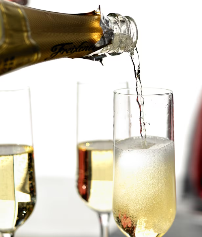 Botella de cava extra brut sirviéndose en una copa
